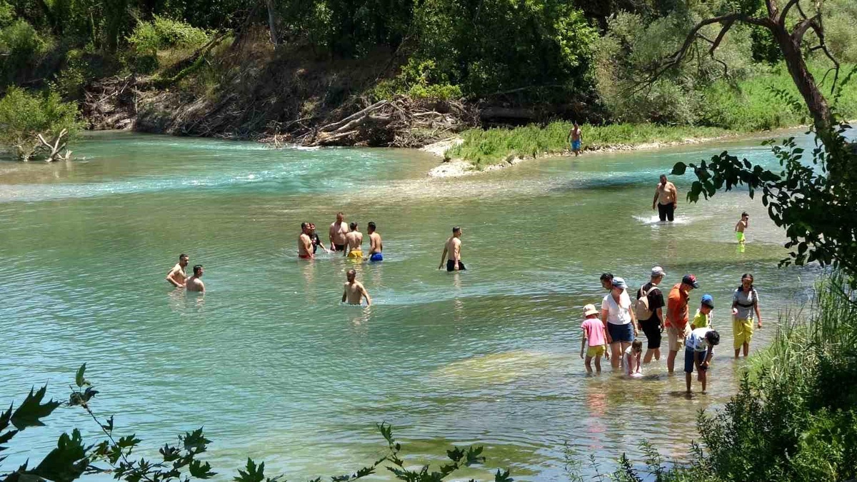 Manavgat Irmağı\'nda Vatandaşlar Serinlemek İçin Tehlikeyi Göze Alıyor