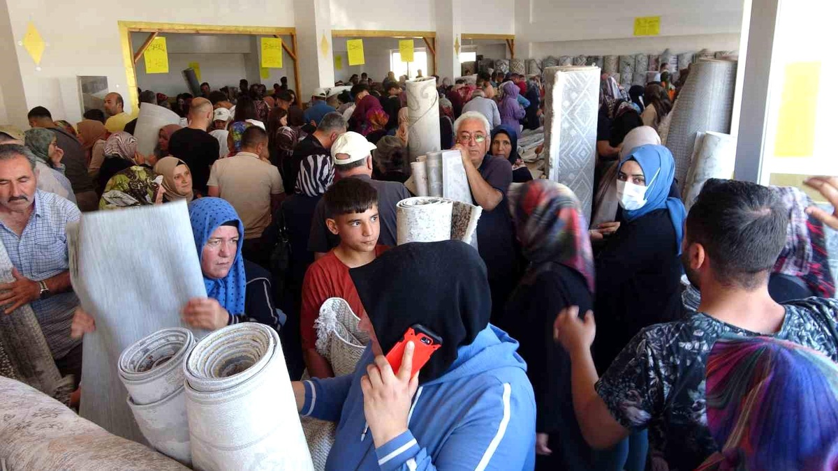 Ankara\'da Su Baskını Sonucu Halı Fiyatları Düştü, Vatandaşlar Akın Etti