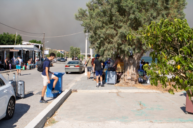 Yunanistan'da devam eden orman yangınları kontrol altına alınıyor
