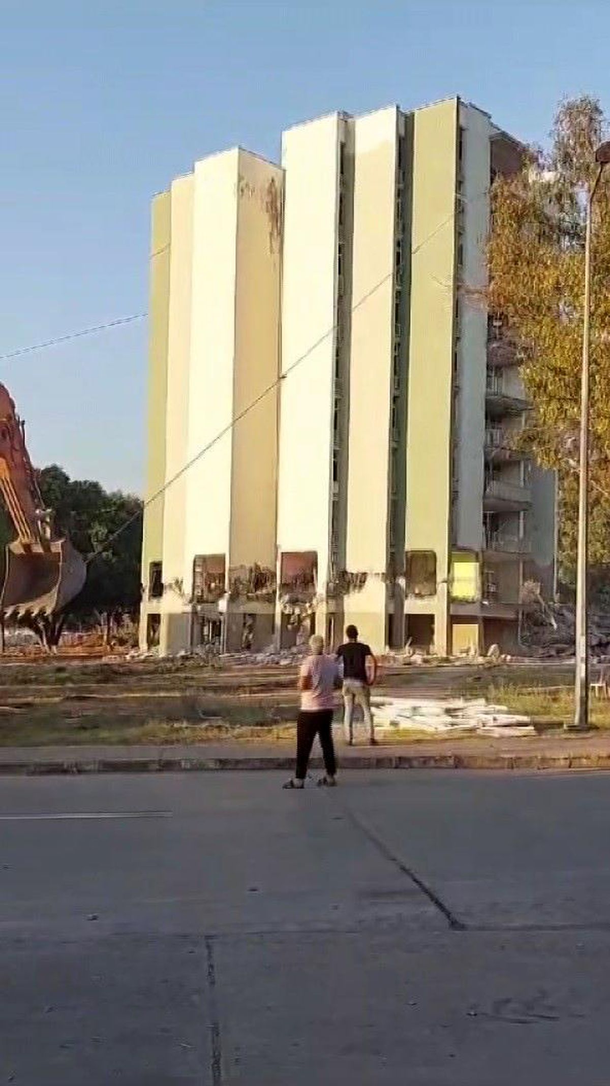 Hatay\'da 10 Katlı Bina Çelik Halatlarla Yıkıldı