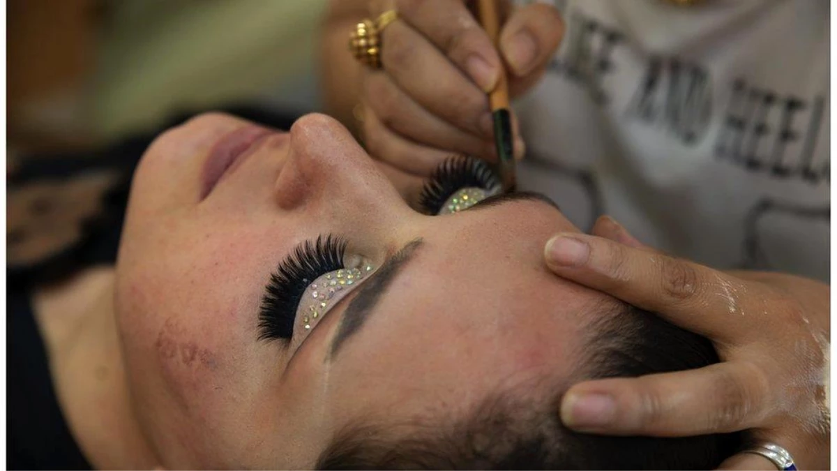 Afganistan\'da kadınlar: \'Kapatılan güzellik salonları gizli terapi alanlarımızdı\'