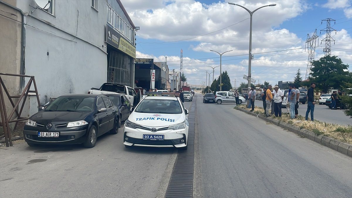 Afyonkarahisar\'da trafik kazasında hafif ticari araç bir dükkana girdi