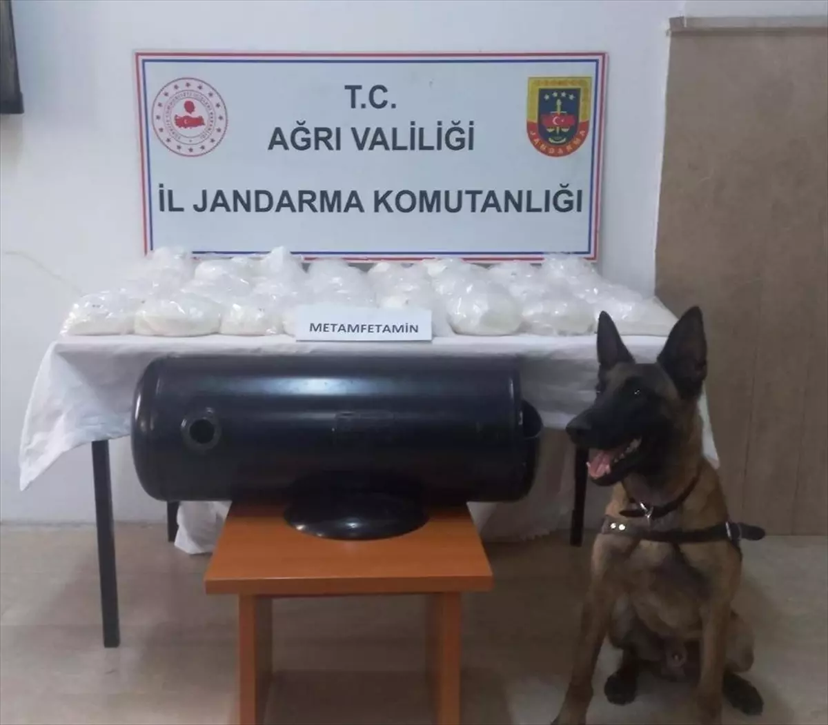 Ağrı\'da Otomobilde 32 Kilo Uyuşturucu Ele Geçirildi