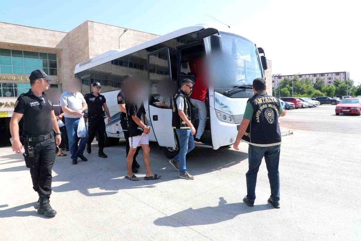 Antalya\'da aranan 44 firari yakalandı