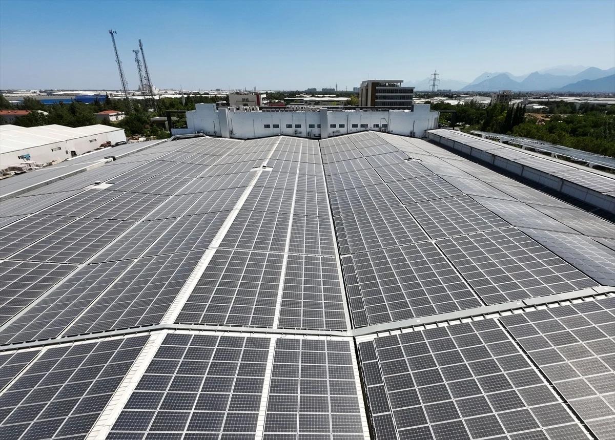 Antalya OSB\'de Fabrikaların Çatılarına Güneş Enerjisi Sistemleri Kuruluyor