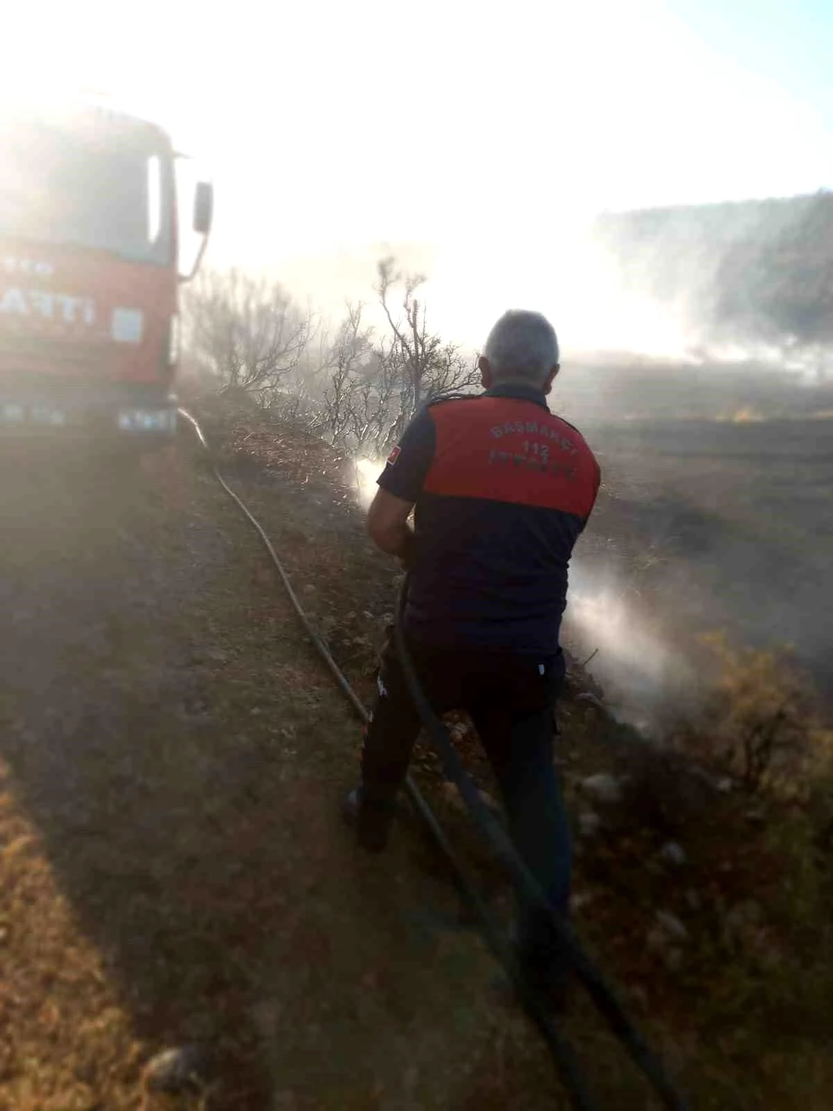 Afyonkarahisar\'da İtfaiye Ekipleri Tarafından Orman Yangını Önlenerek Söndürüldü