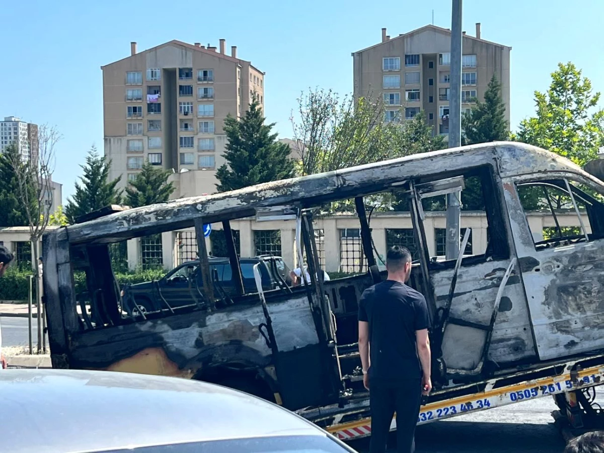 Başakşehir\'de Park Halindeki Minibüs Alev Aldı