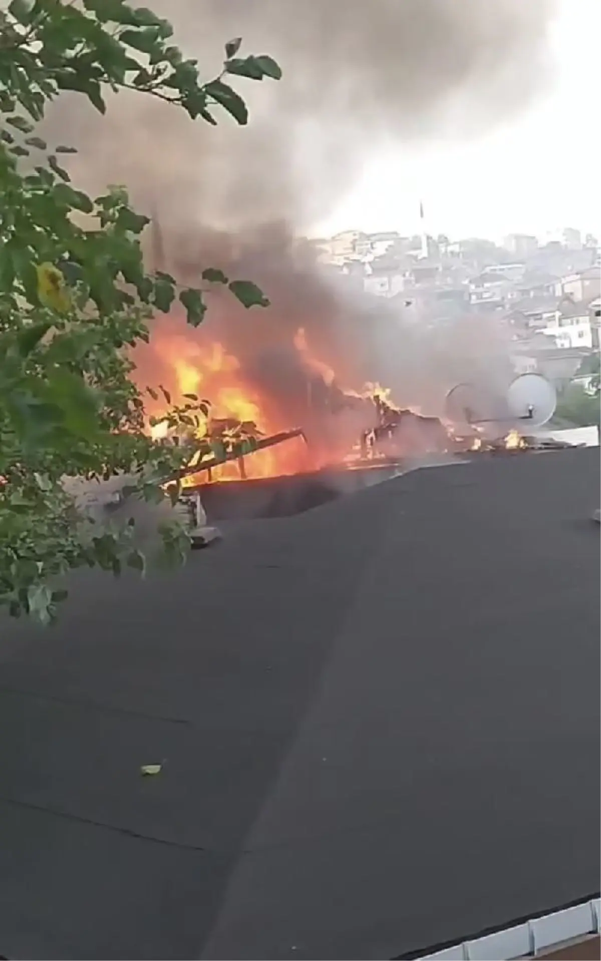 Beykoz\'da İki Katlı Bir Binada Çıkan Yangın Çevredeki Gecekonduya Sıçradı