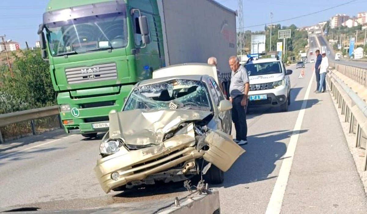 Tosya\'da traktör ile çarpışan otomobilin sürücüsü yaralandı