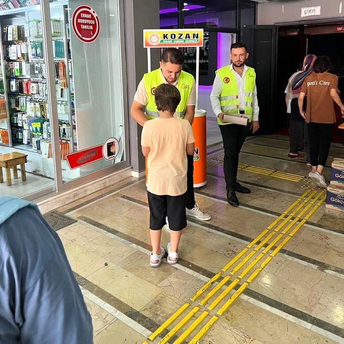 Kozan\'da depremzede çocuklar için sinema etkinliği düzenlendi