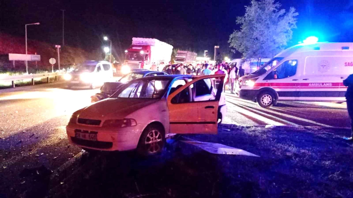 Sivas\'ta iki otomobilin çarpışması sonucu 9 kişi yaralandı