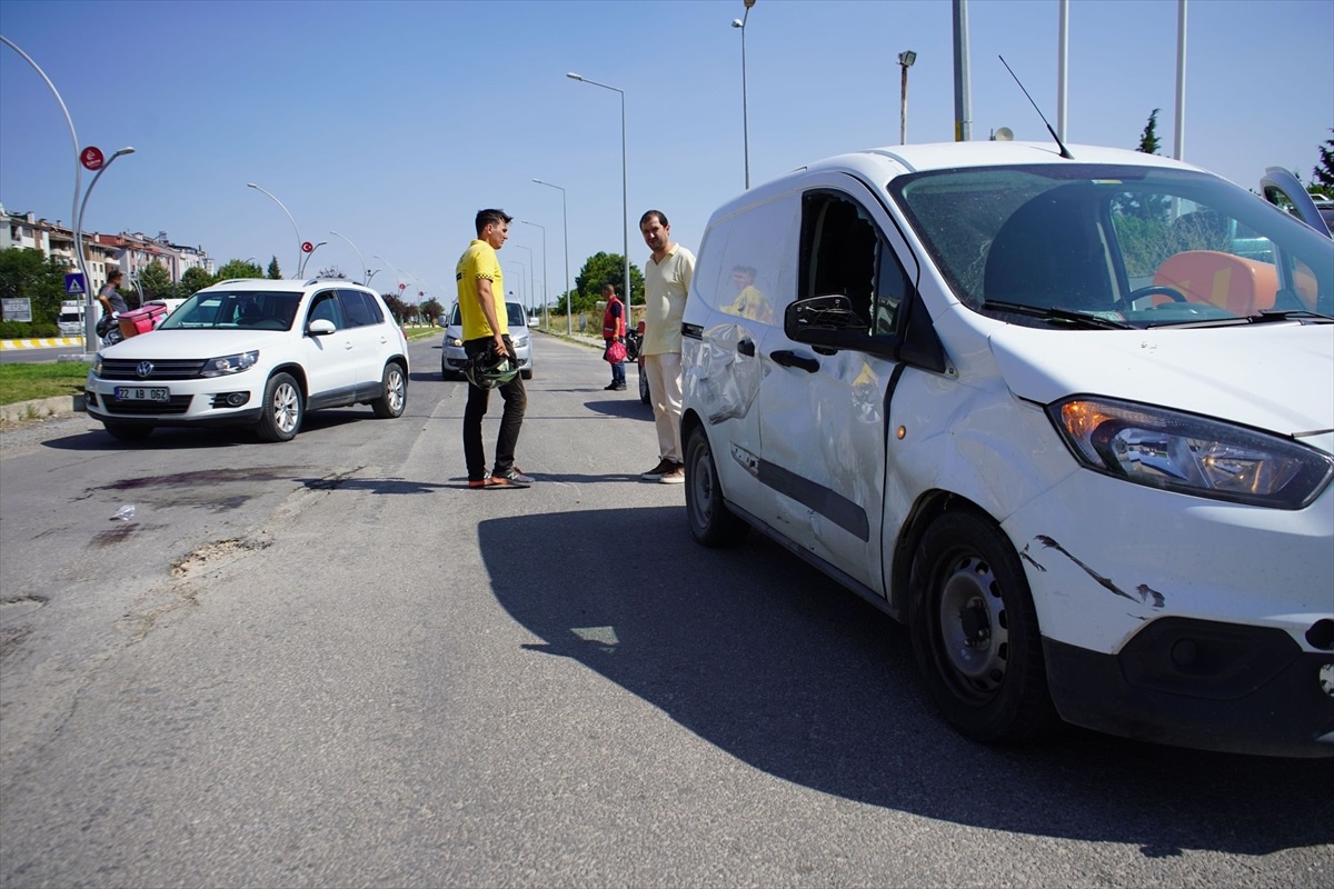 Edirne\'de Otomobil ve Motosiklet Çarpışması: Bir Kişi Yaralandı