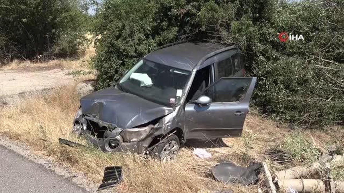 Elazığ\'da otomobil şarampole uçtu: 4 yaralı