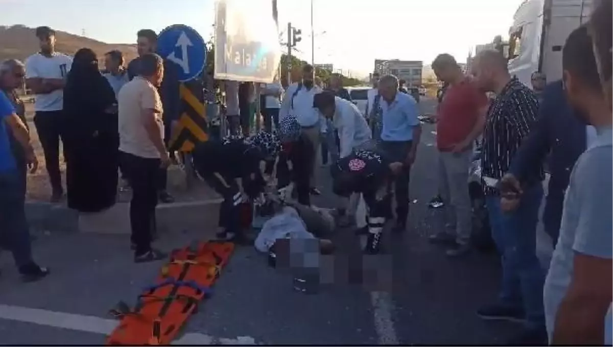 Elazığ'da Otomobil ile Motosiklet Çarpışması: 5 Yaralı