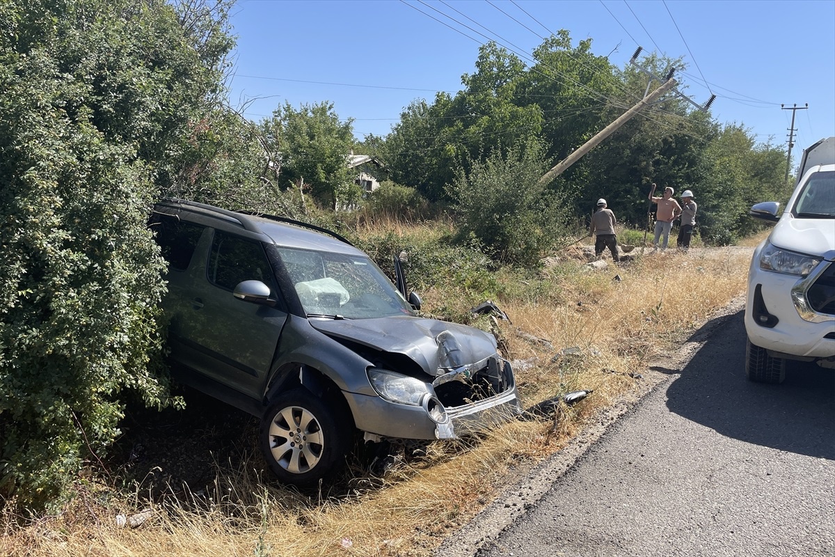 Elazığ\'da Hafif Ticari Araç Şarampole Devrildi: 4 Yaralı