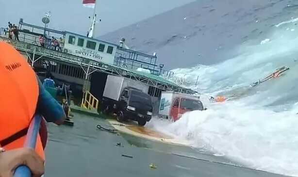 Endonezya'da Tekne Kazası: 15 Ölü, 19 Kayıp Endonezya'da Tekne Kazası: 15 Ölü, 19 Kayıp