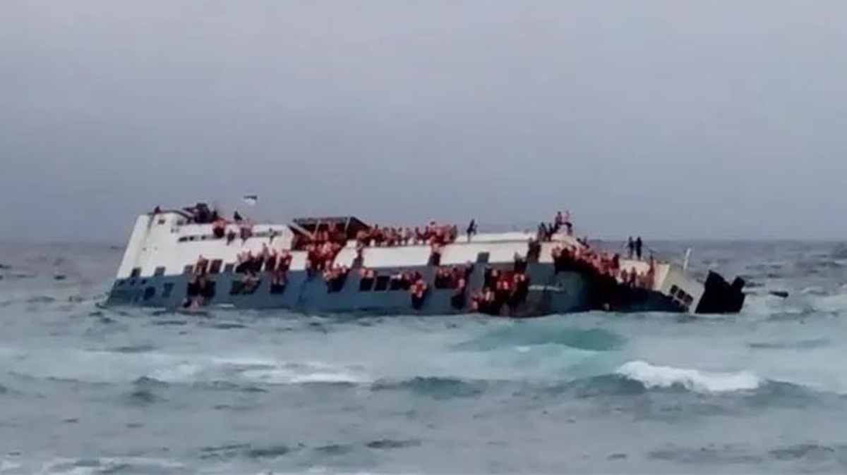 Endonezya\'da batan teknedeki 15 yolcu yaşamını yitirirken, 19 kişi kayboldu