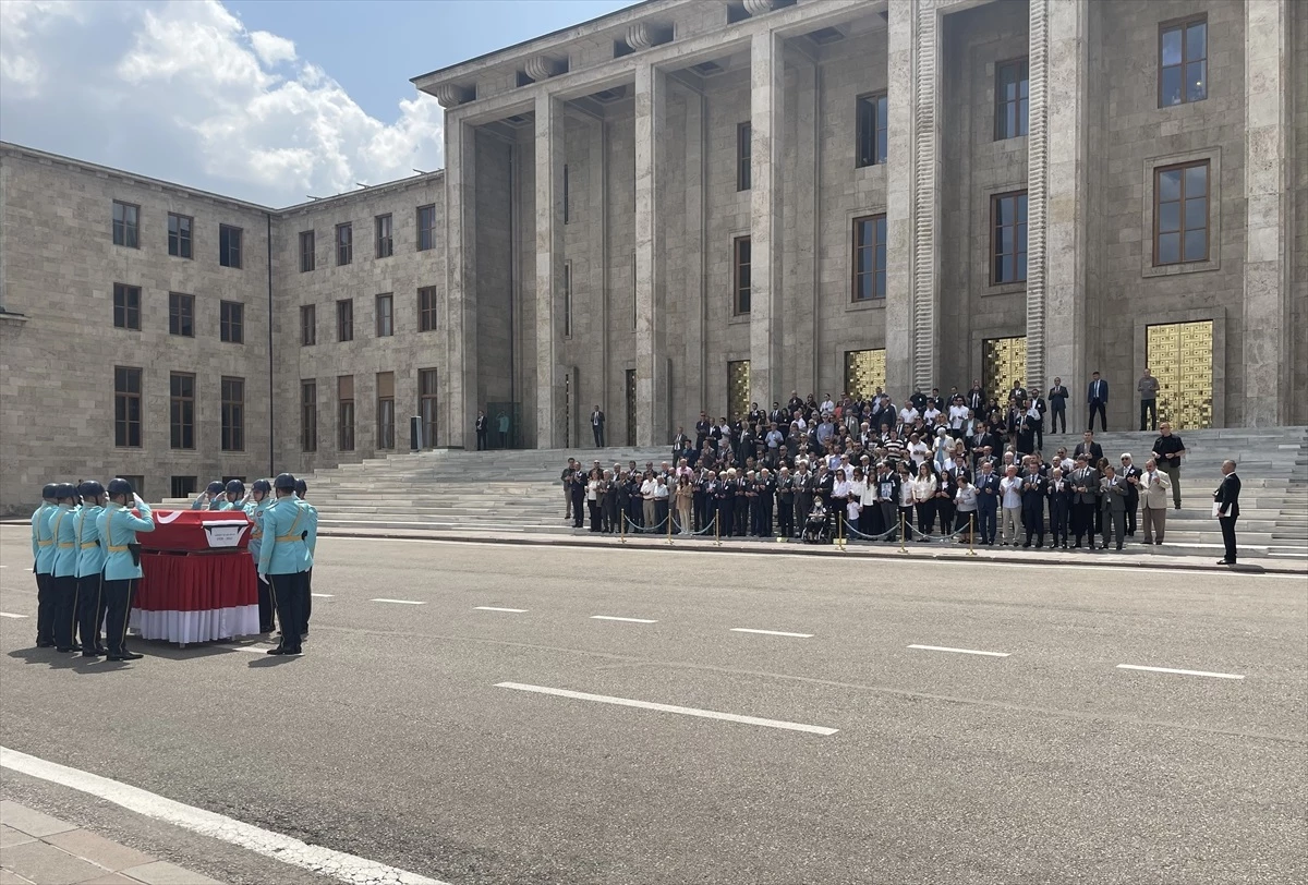 Eski Devlet Bakanı Ahmet Karahan için Meclis\'te cenaze töreni düzenlendi