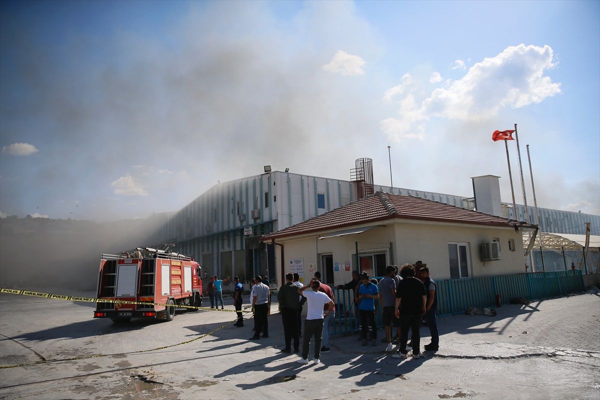 Eskişehir\'deki Palet Fabrikasında Çıkan Yangın Kontrol Altına Alınmaya Çalışılıyor