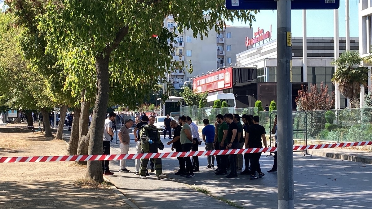Fatih\'te Şüpheli Çanta Kontrollü Şekilde Patlatıldı