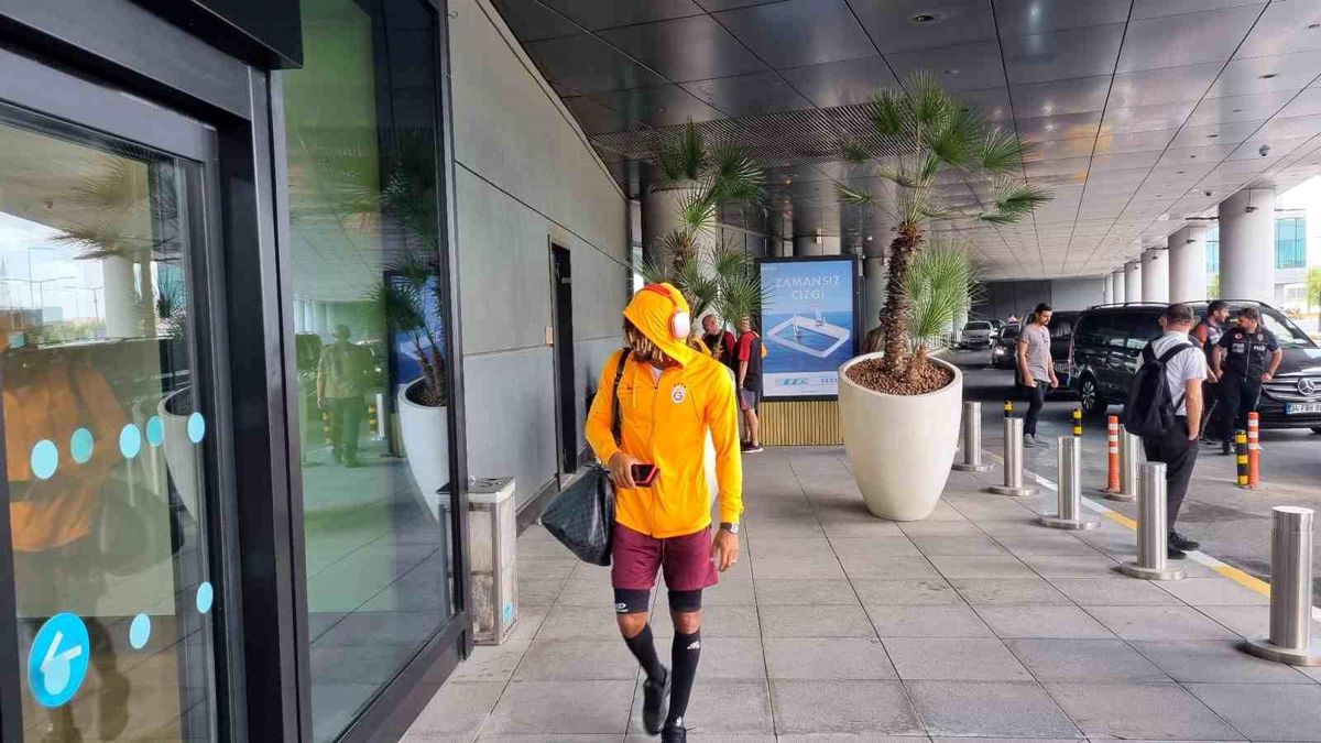 Galatasaray, Şampiyonlar Ligi 2. ön eleme turu için Litvanya\'ya gitti