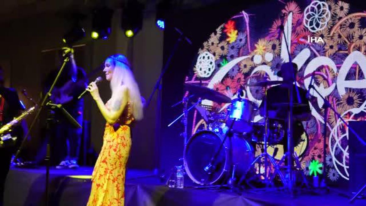 Gökçe, gazeteciler için sevilen şarkılarını söyledi