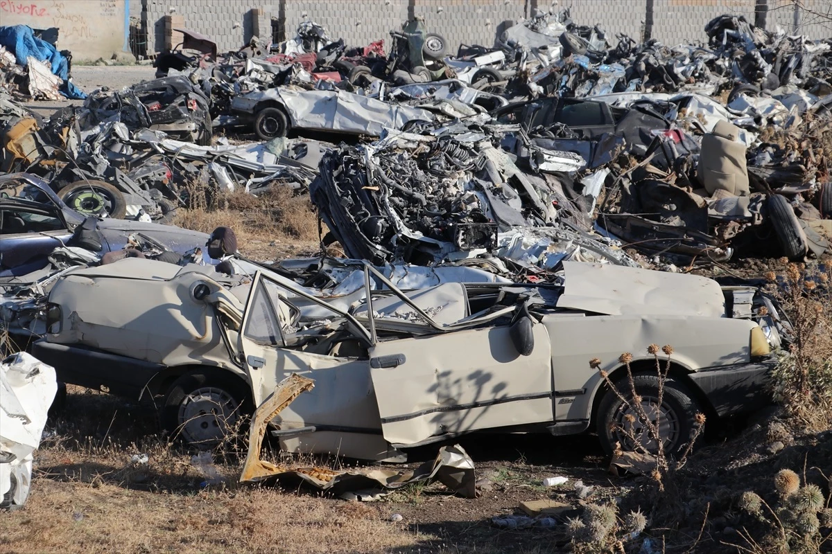 Hatay\'daki depremler 18 bin 711 araçta hasara yol açtı