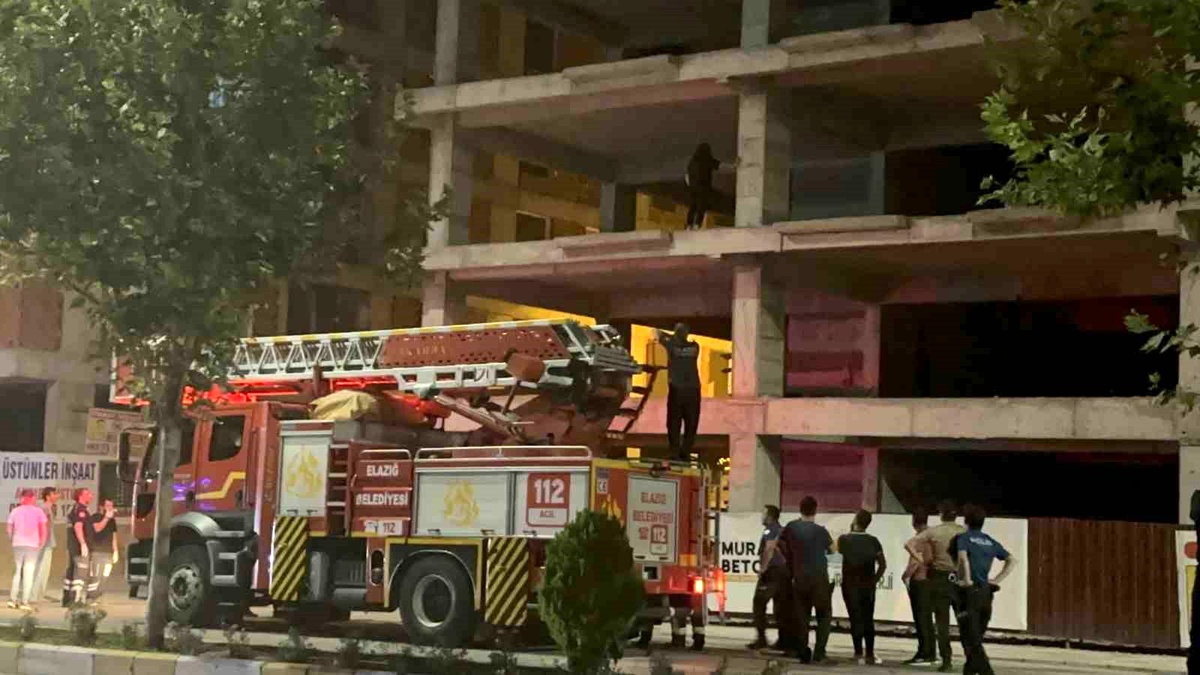 Elazığ\'da İntihara Kalkışan Genç Kız İtfaiye Amirinin Müdahalesiyle Kurtarıldı