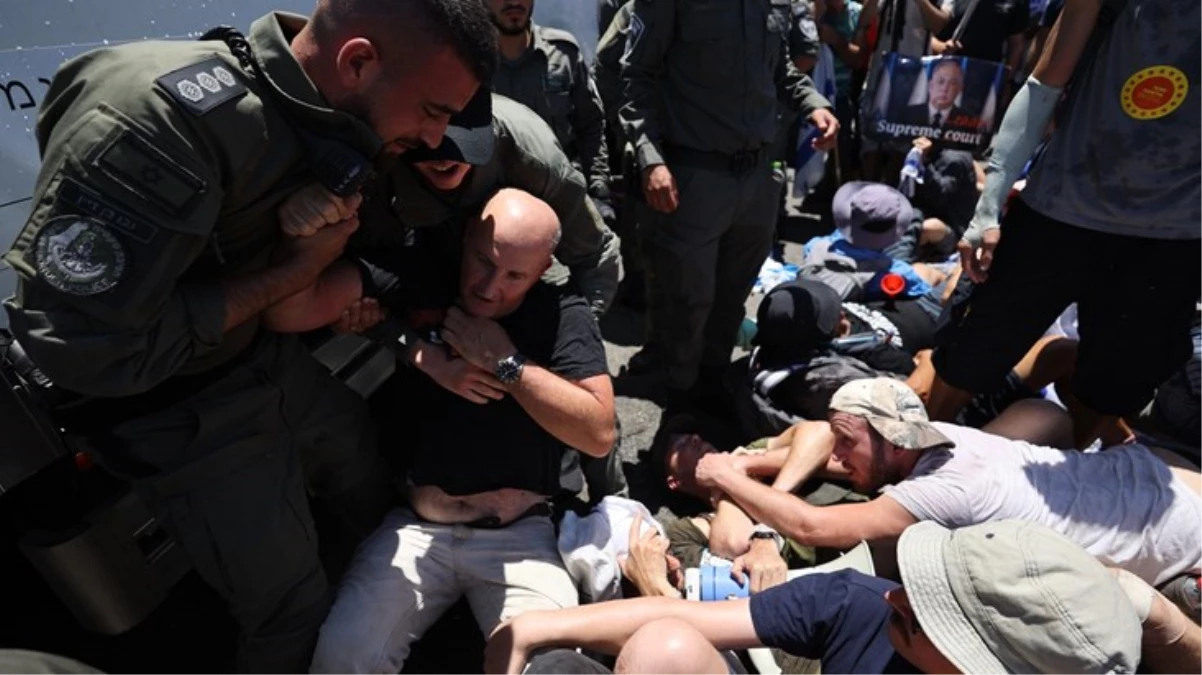 İsrail\'de protestolar arttı! Bu defa Meclis\'in etrafı savaş alanına dönerken, polis öfkeli kalabalığa engel olamıyor