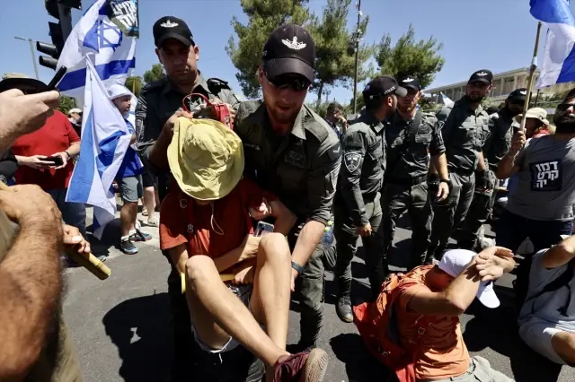 İsrail'de eylemler hız kazandı! Bu kez Meclis çevresi karıştı, polis kalabalığı zaptedemiyor