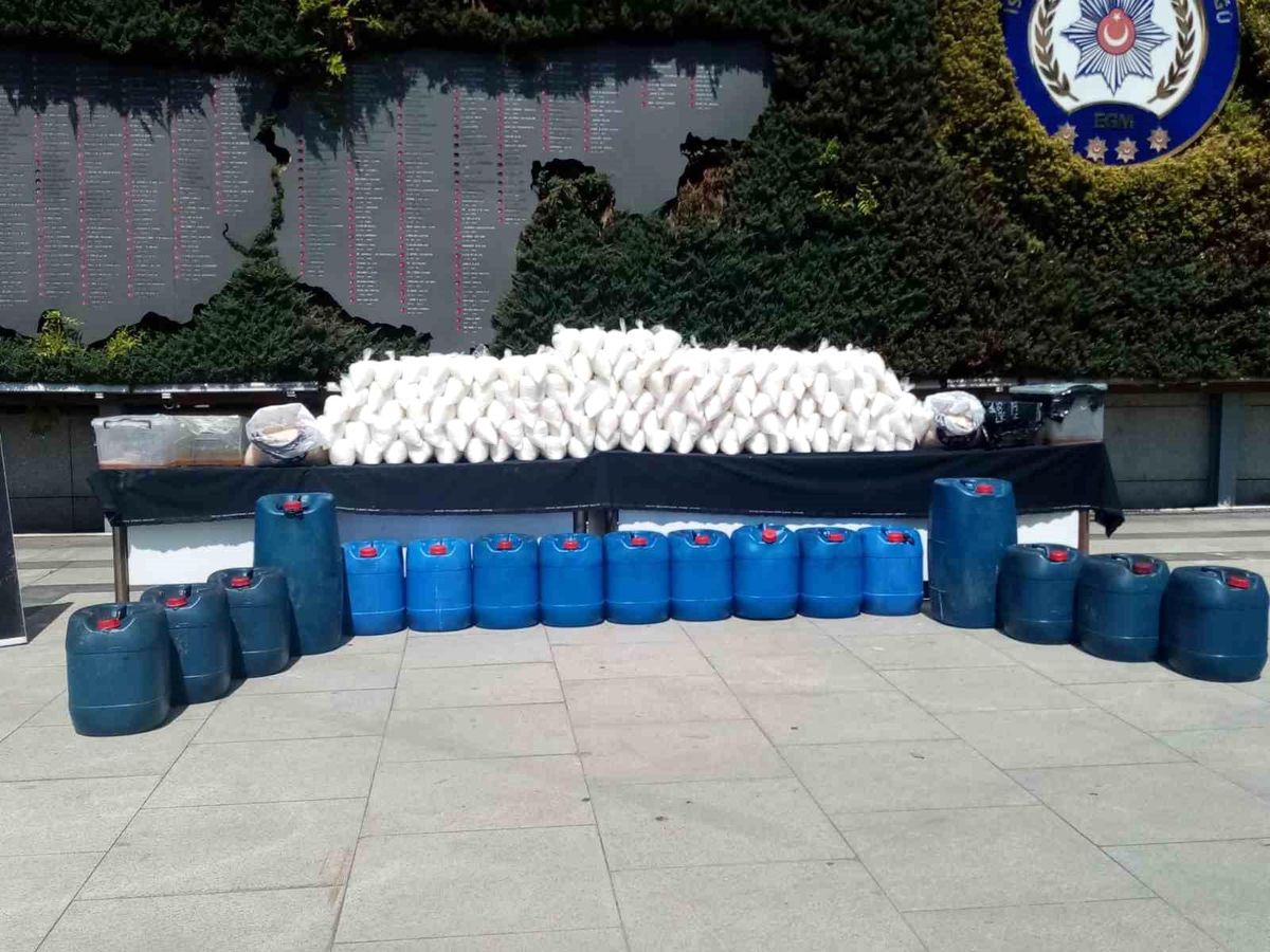 İstanbul\'da 849 Kilo Metamfetamin Ele Geçirildi, 14 Kişi Tutuklandı