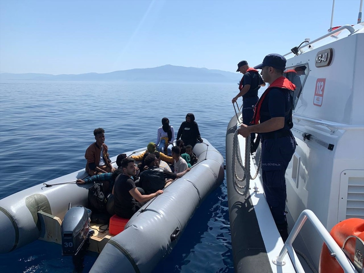İzmir Dikili\'de 14 düzensiz göçmen yakalandı
