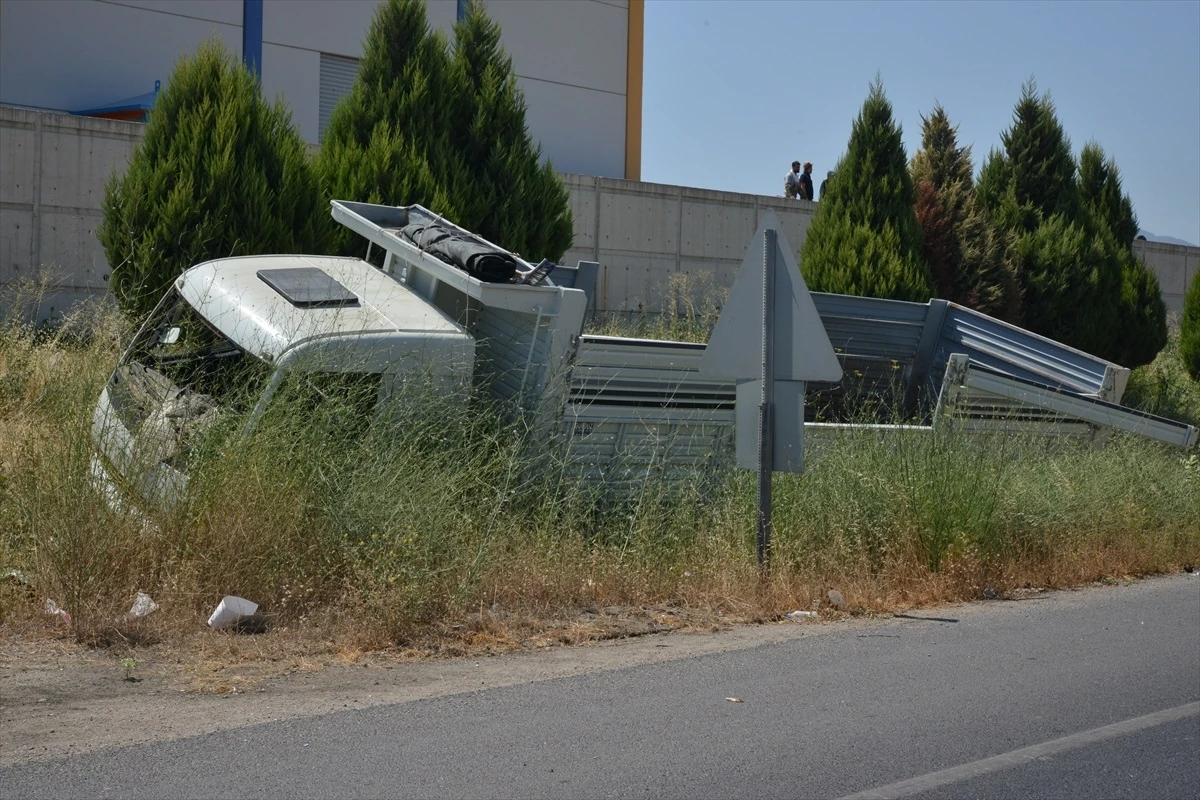 İzmir Kemalpaşa\'da 3 araçlı trafik kazasında anne ve 2 çocuk yaralandı