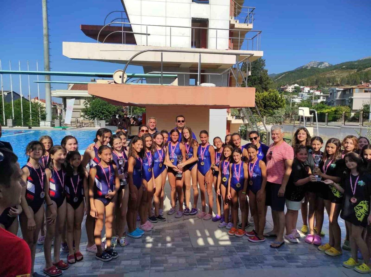 İzmir Büyükşehir Belediyesi Gençlik ve Spor Kulübü, Sutopu U13 Türkiye Şampiyonası\'nda şampiyon oldu