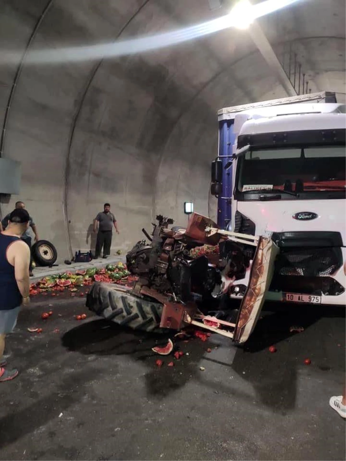 Çanakkale\'de Kamyon Traktöre Çarptı: Traktör Sürücüsü Yaralandı