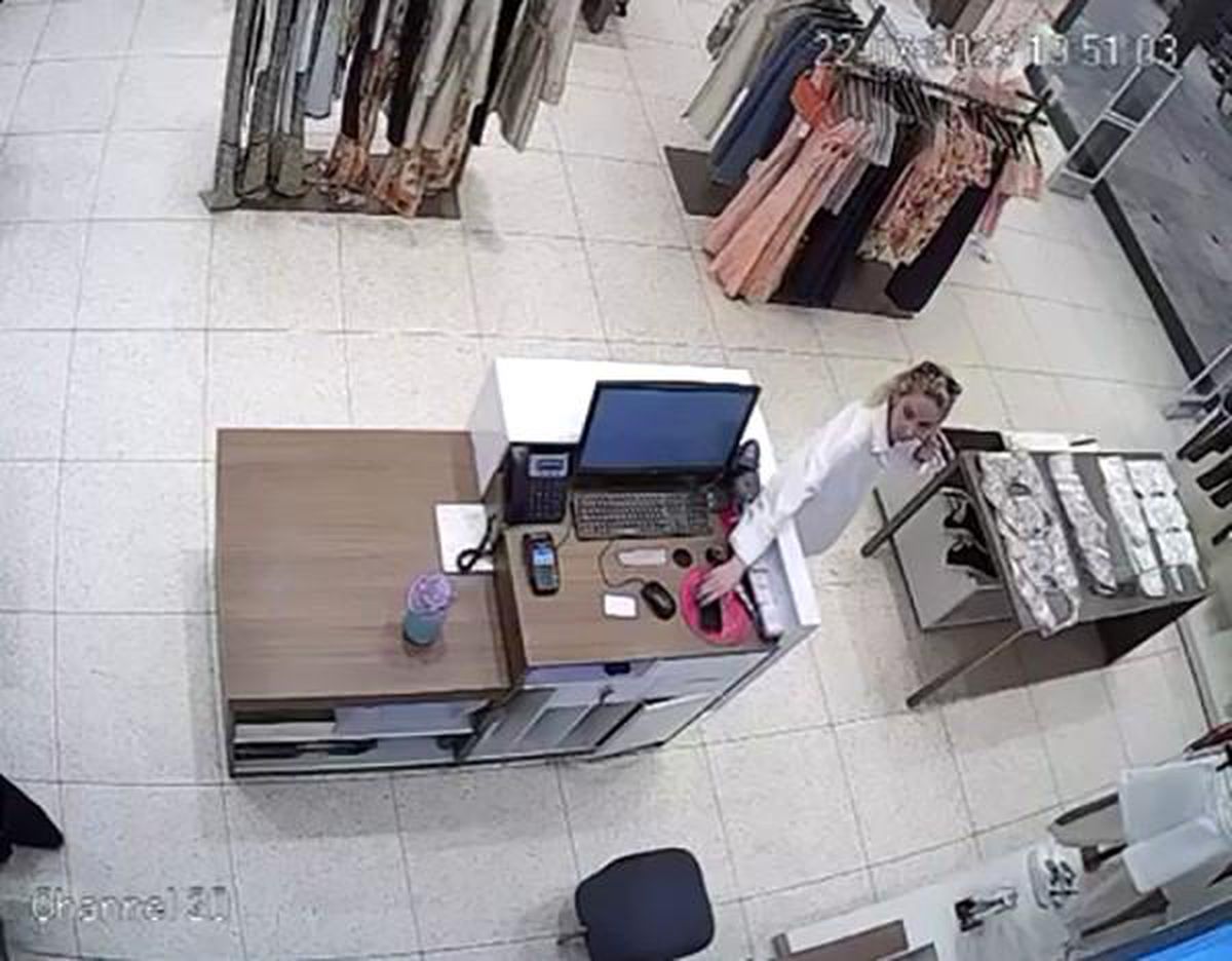 İstanbul\'da bir AVM\'de telefon hırsızlığı anı güvenlik kamerasına yansıdı