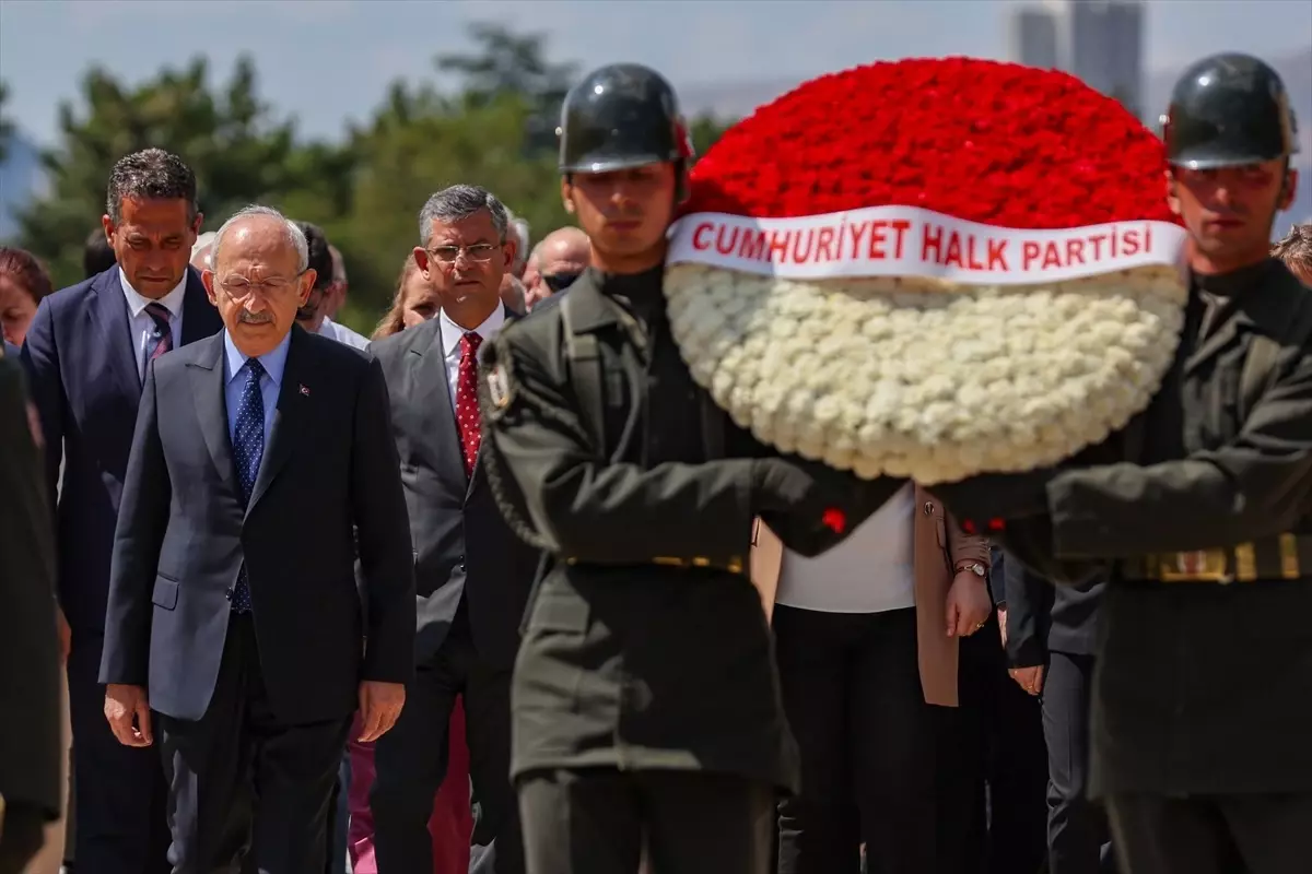 Kılıçdaroğlu, Lozan Barış Antlaşması\'nın 100. yılında Anıtkabir\'i ziyaret etti