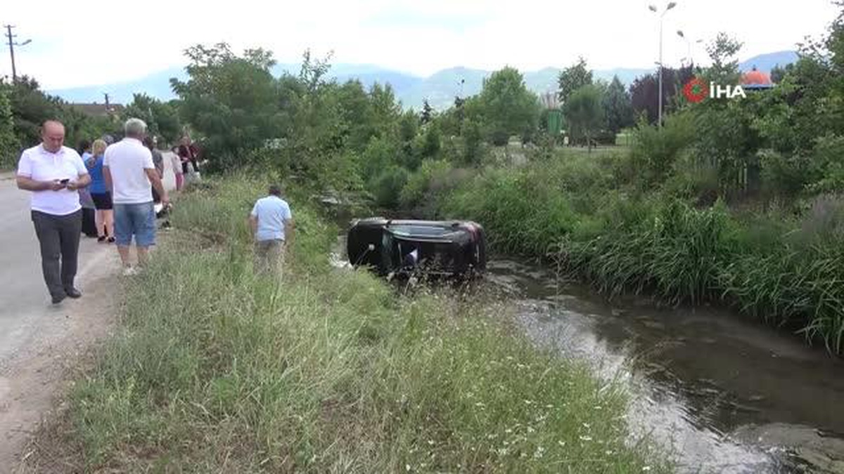 Kontrolden çıkan otomobil çaya uçtu: 4 yaralı