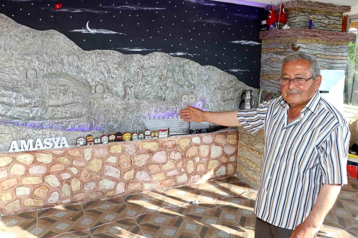 Amasya\'nın muhtarı evinin duvarına memleketini yaptırdı