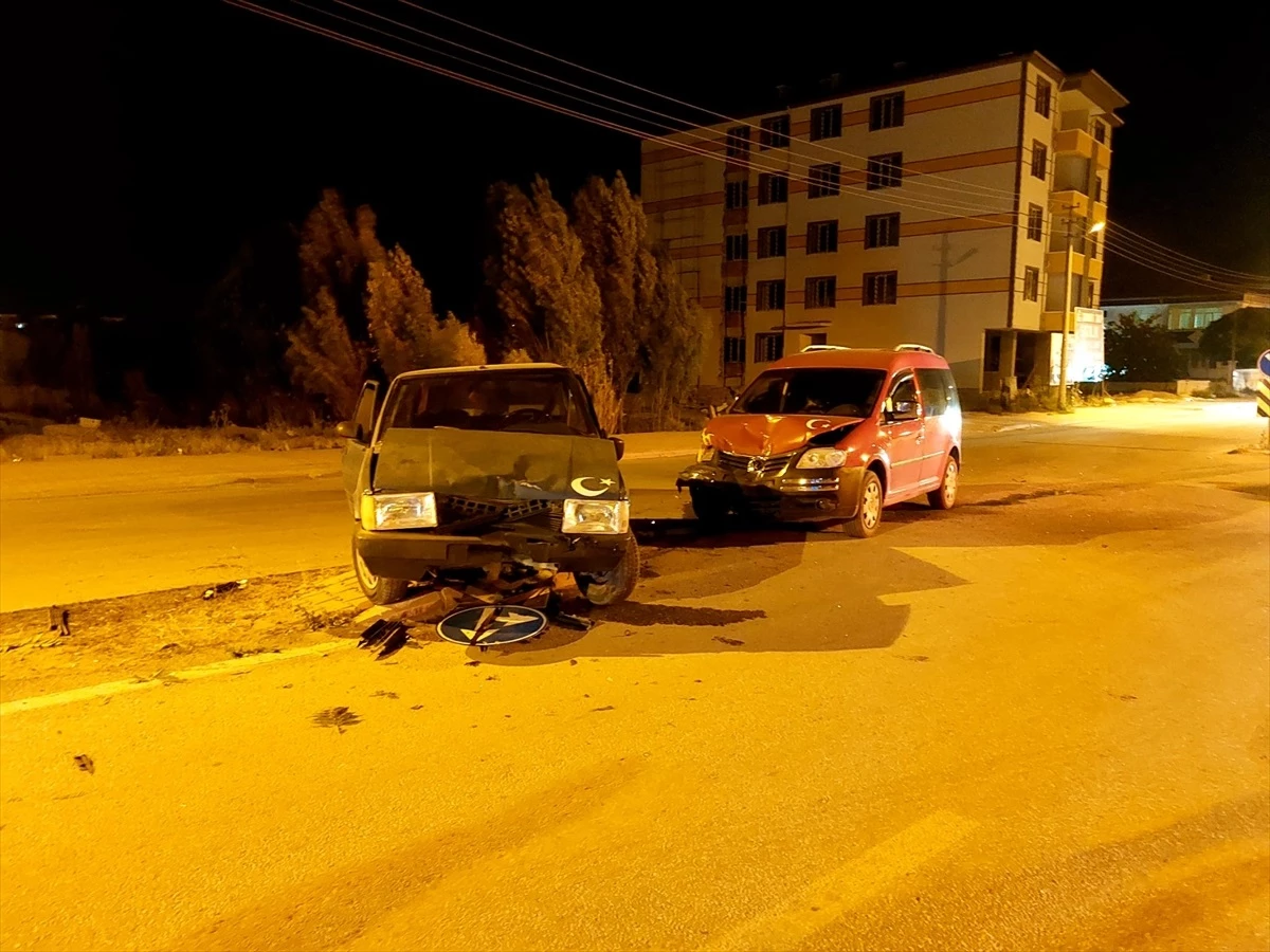 Konya\'da Hafif Ticari Araç ile Otomobil Çarpıştı: 4 Yaralı
