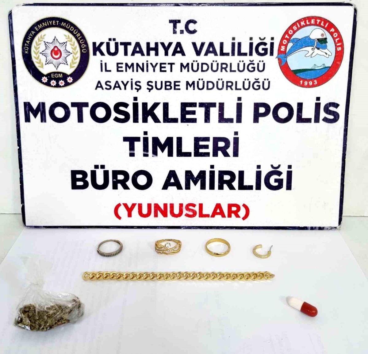 Kütahya\'da Motosikletli Polis Timlerince Durdurulan Araçta Çalıntı Ziynet Eşyası ve Narkotik Madde Ele Geçirildi