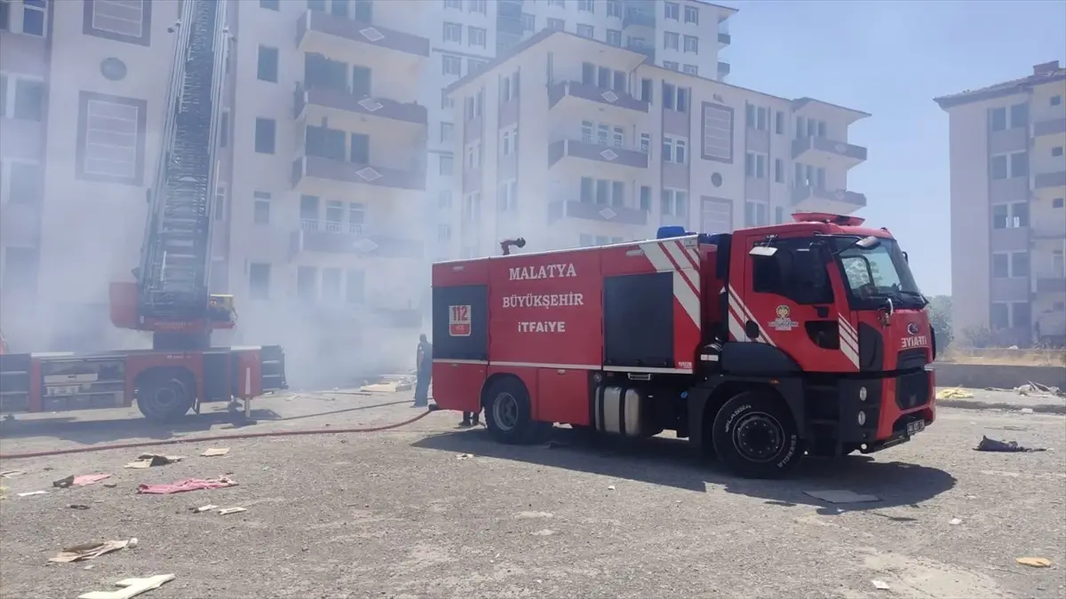 Malatya\'da ağır hasarlı bir binanın çatısında çıkan yangın söndürüldü