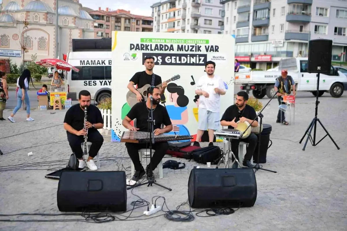 Mamak Belediyesi Orkestrası Mutlu Ege Millet Bahçesi\'nde konser verdi