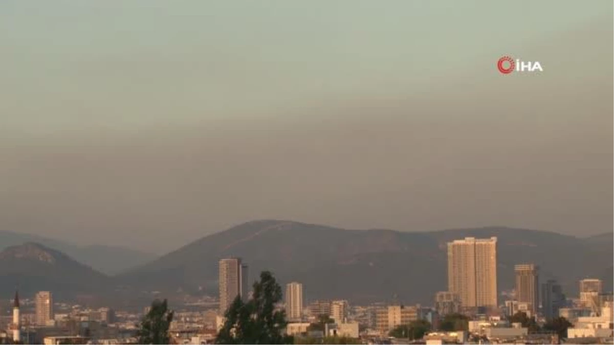 Manisa\'daki yangının kara dumanları İzmir\'den görüldü