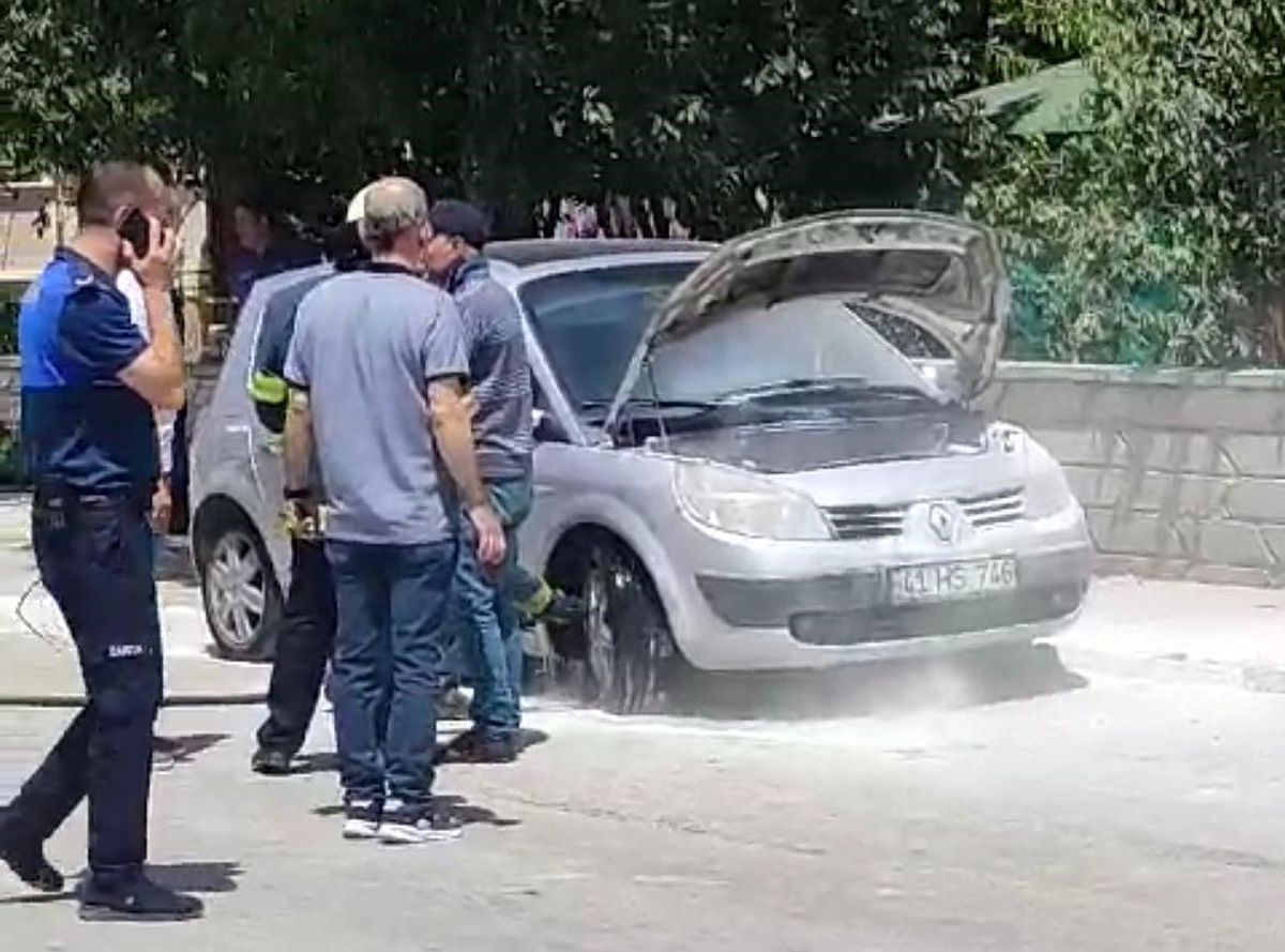 Eskişehir\'de Motoru Alev Alan Otomobil İtfaiye Tarafından Söndürüldü