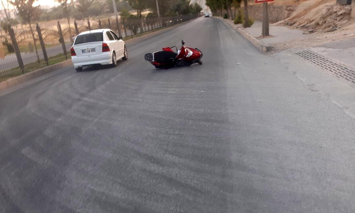 Adıyaman\'da Motosiklet ile Otomobil Çarpıştı: 2 Yaralı