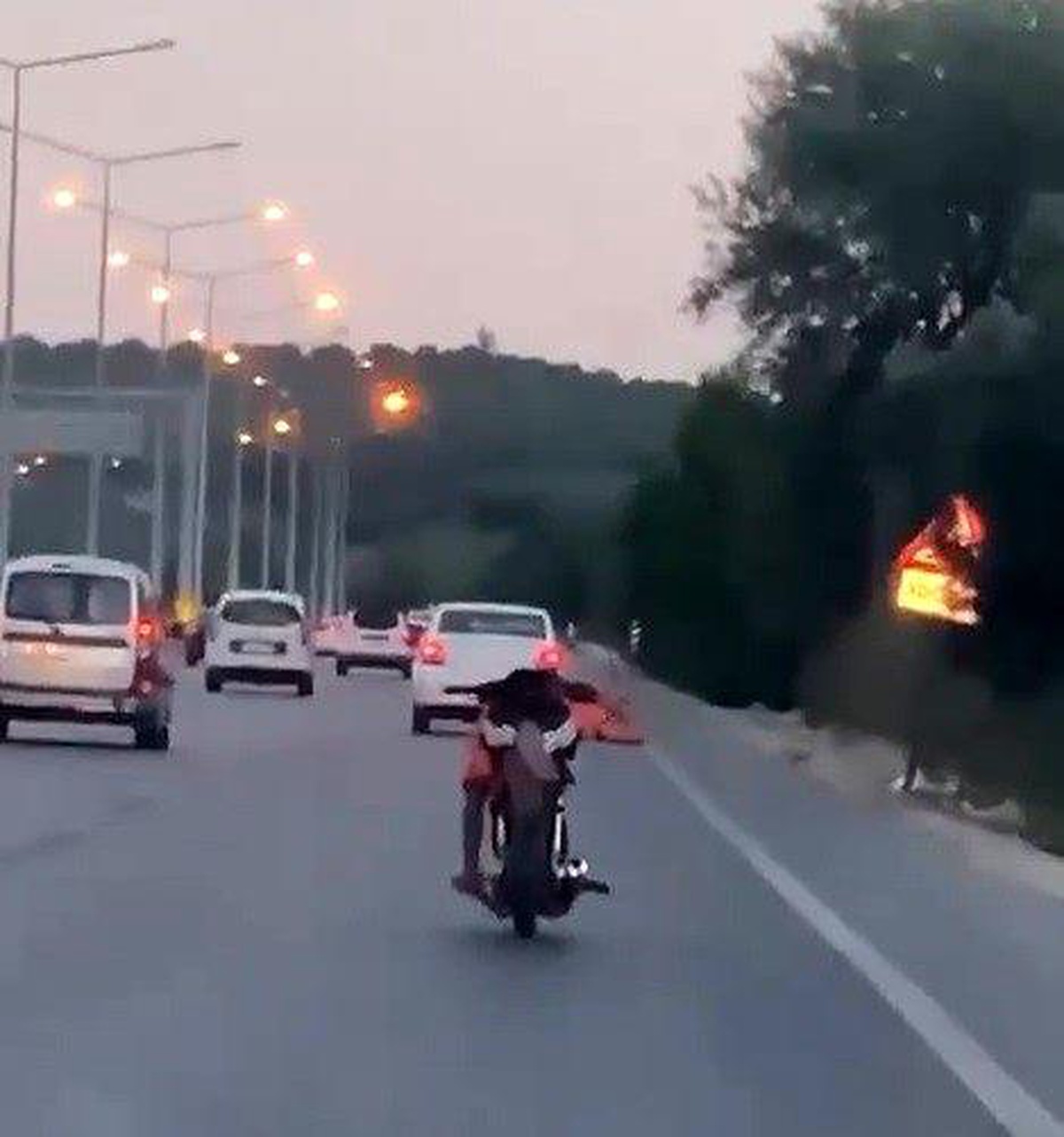 Bursa\'da ölüme meydan okuyan genç motosiklet sürücüsü kameralara yansıdı