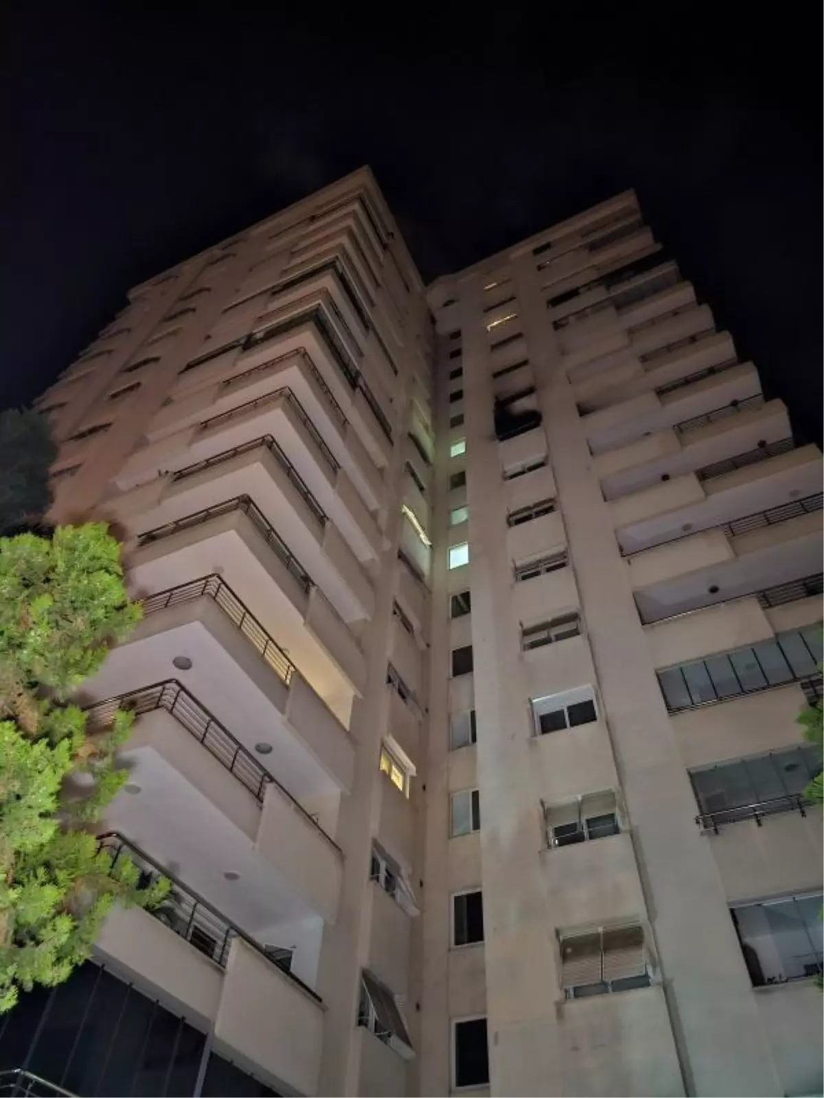 Adana'da 16 Katlı Apartmanın 9. Katındaki Dairede Yangın Çıktı