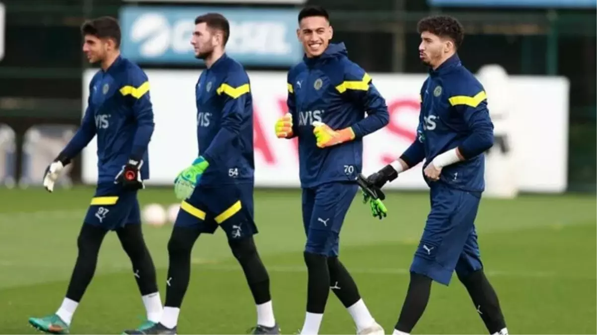 Altay Bayındır, Manchester United'a imzayı atıyor