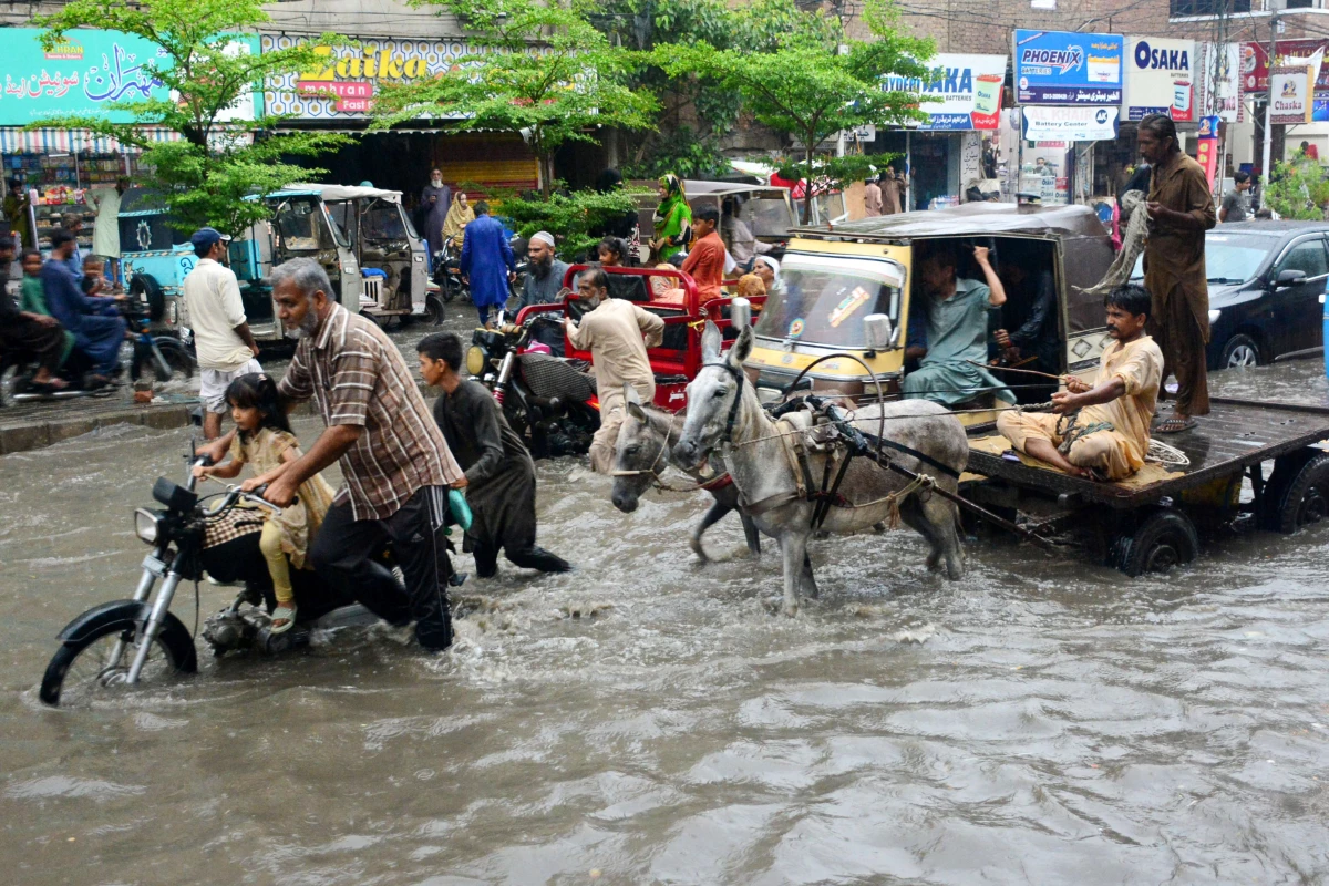 Pakistan\'da Muson Yağmurları Hayatı Olumsuz Etkilemeye Devam Ediyor
